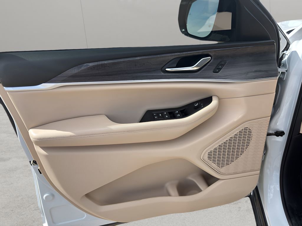 Used 2024 Jeep Grand Cherokee L Limited w/ Black Appearance Package image 27