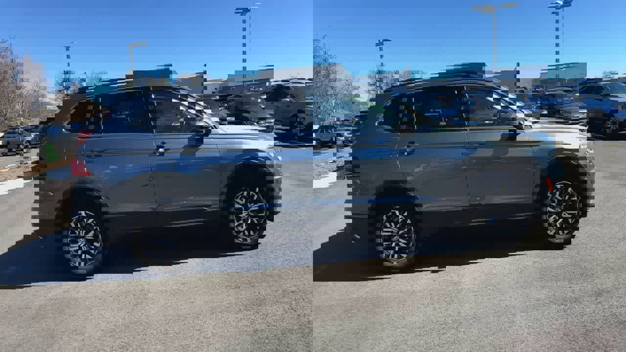 Used 2019 Volkswagen Tiguan SE w/ Panoramic Sunroof Package image 9