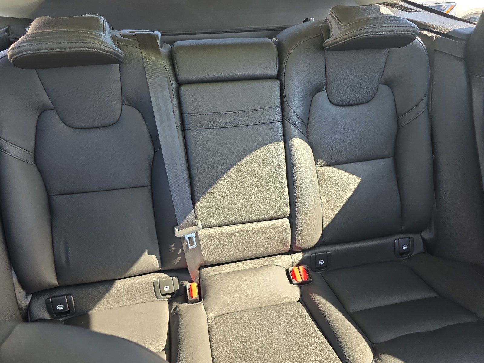 Used 2021 Volvo XC60 T5 Momentum w/ Premium Package image 18