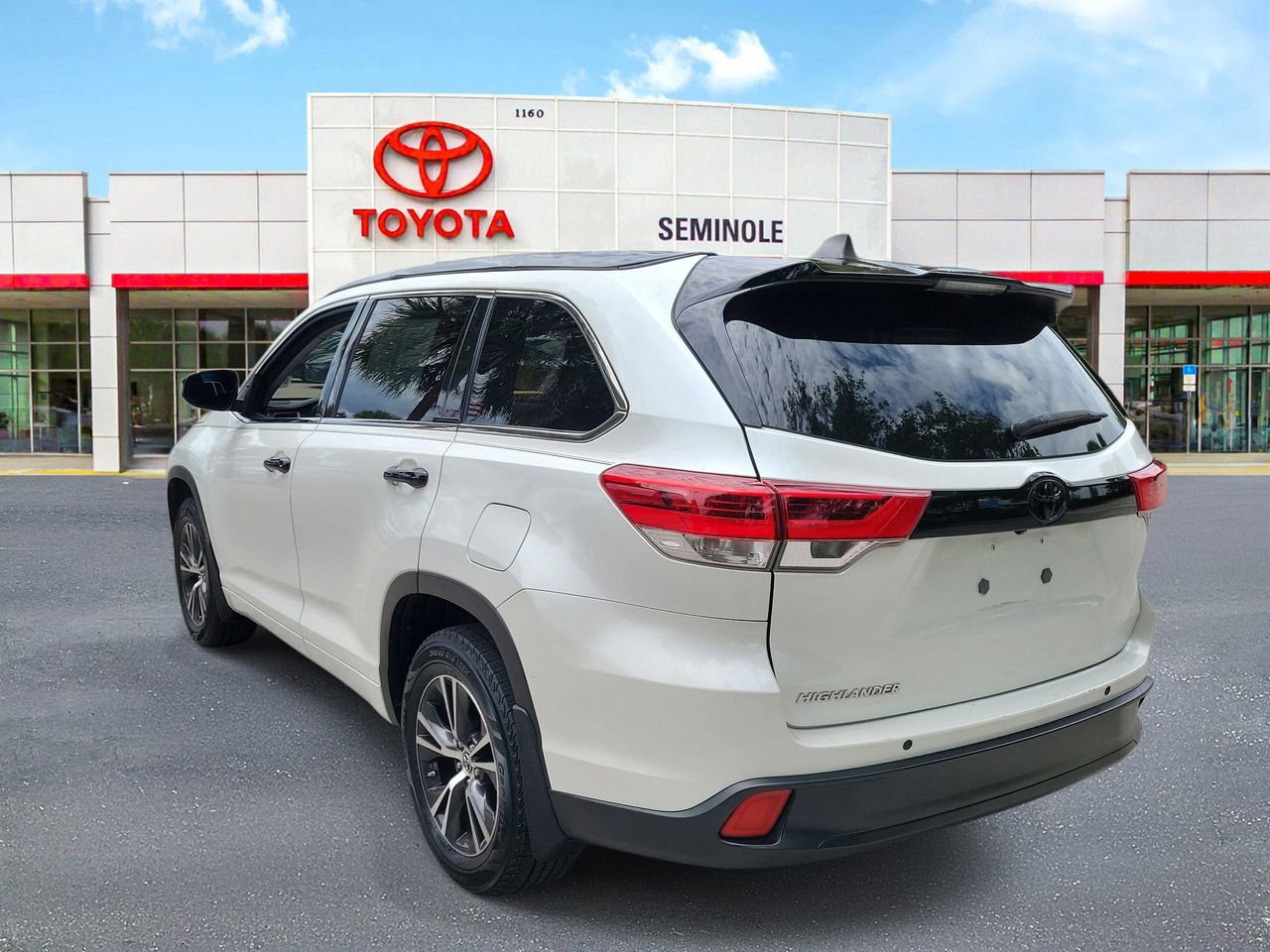 Used 2017 Toyota Highlander LE FWD image 4