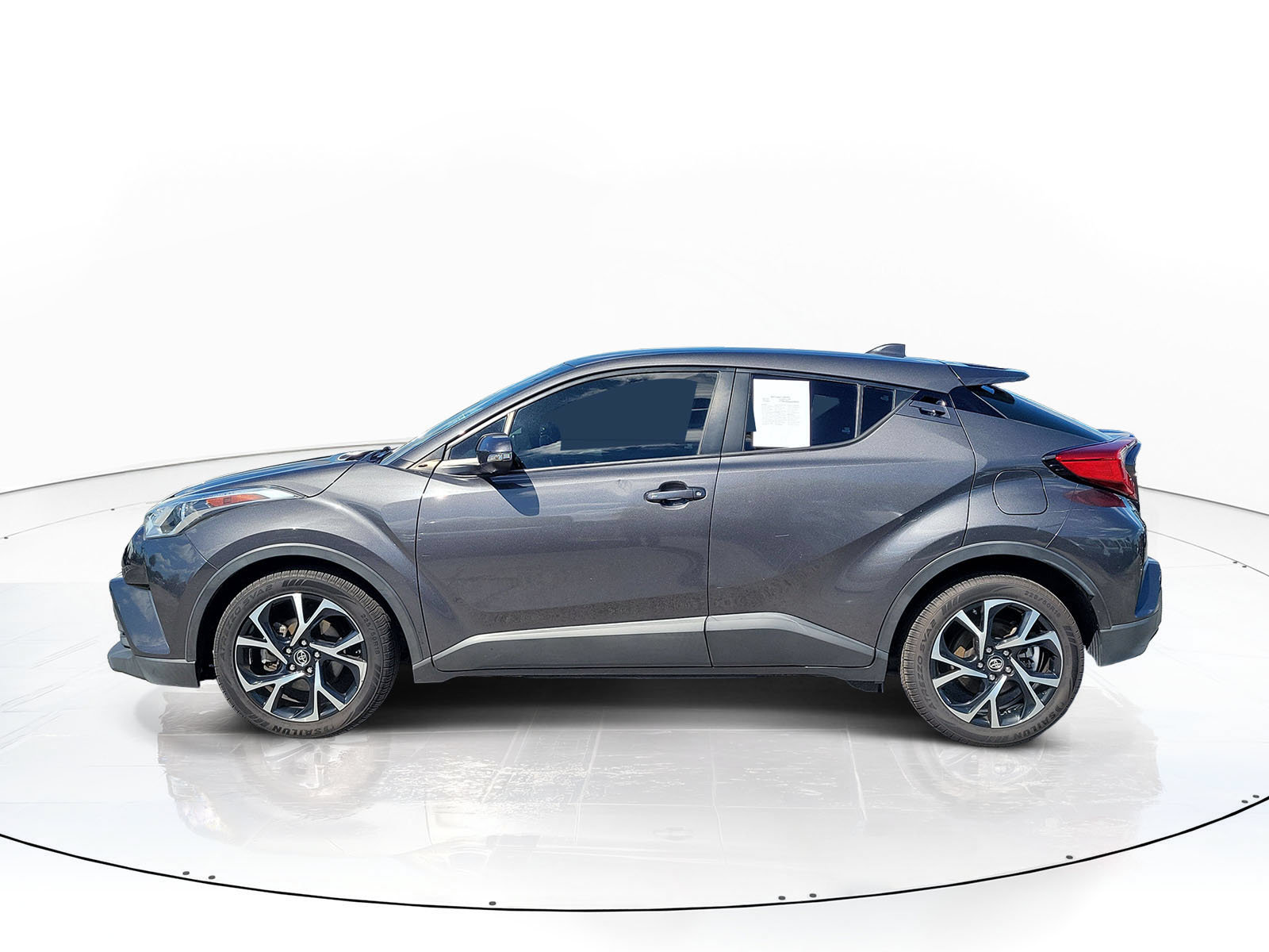 Used 2019 Toyota C-HR XLE FWD image 4