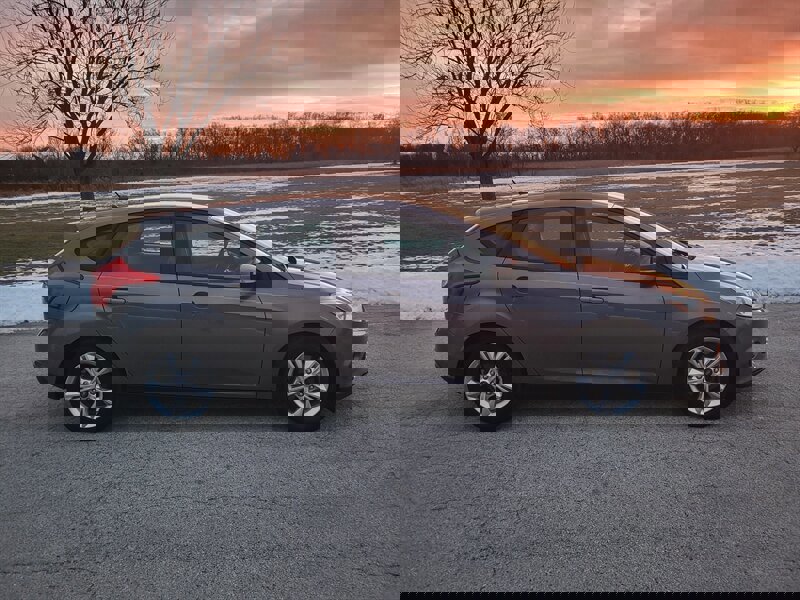 Used 2013 Ford Focus SE w/ SE Winter Pkg image 6