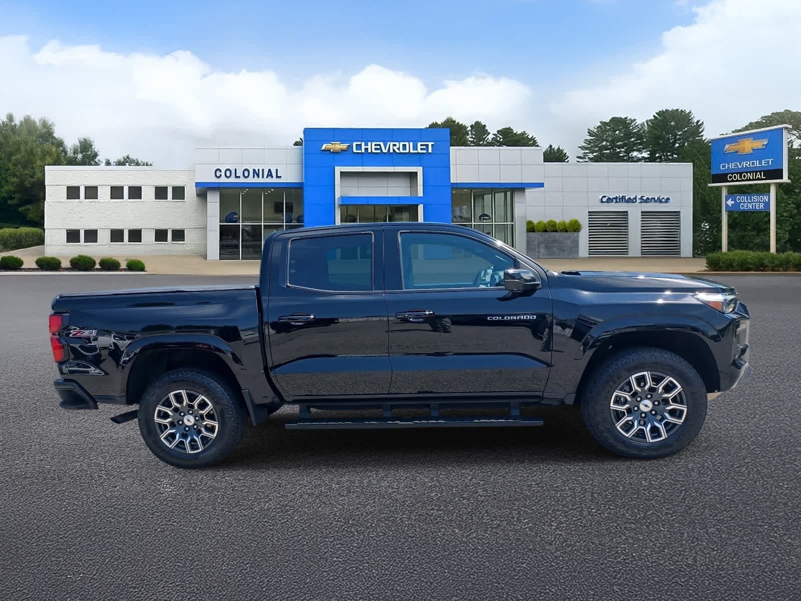 Used 2023 Chevrolet Colorado Z71 w/ Z71 Convenience Package 2 AWD/4WD image 3