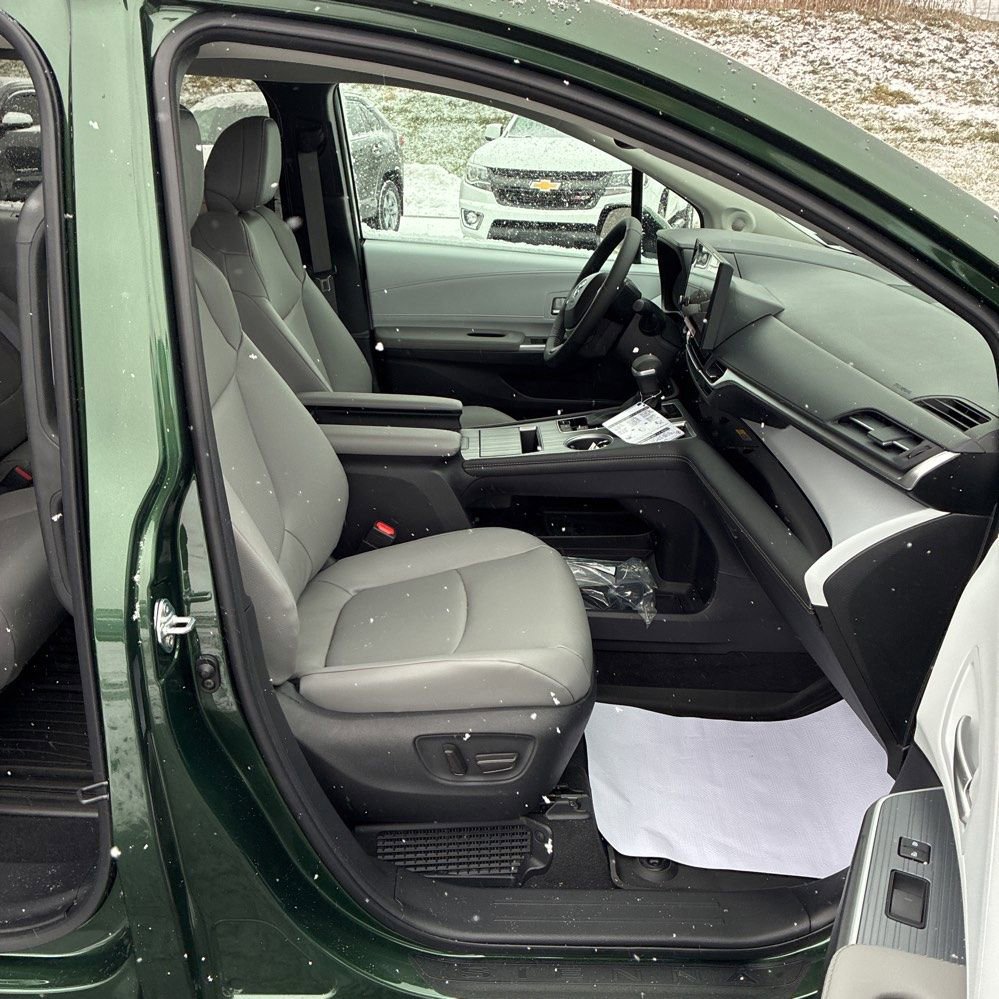 Used 2025 Toyota Sienna XLE image 6