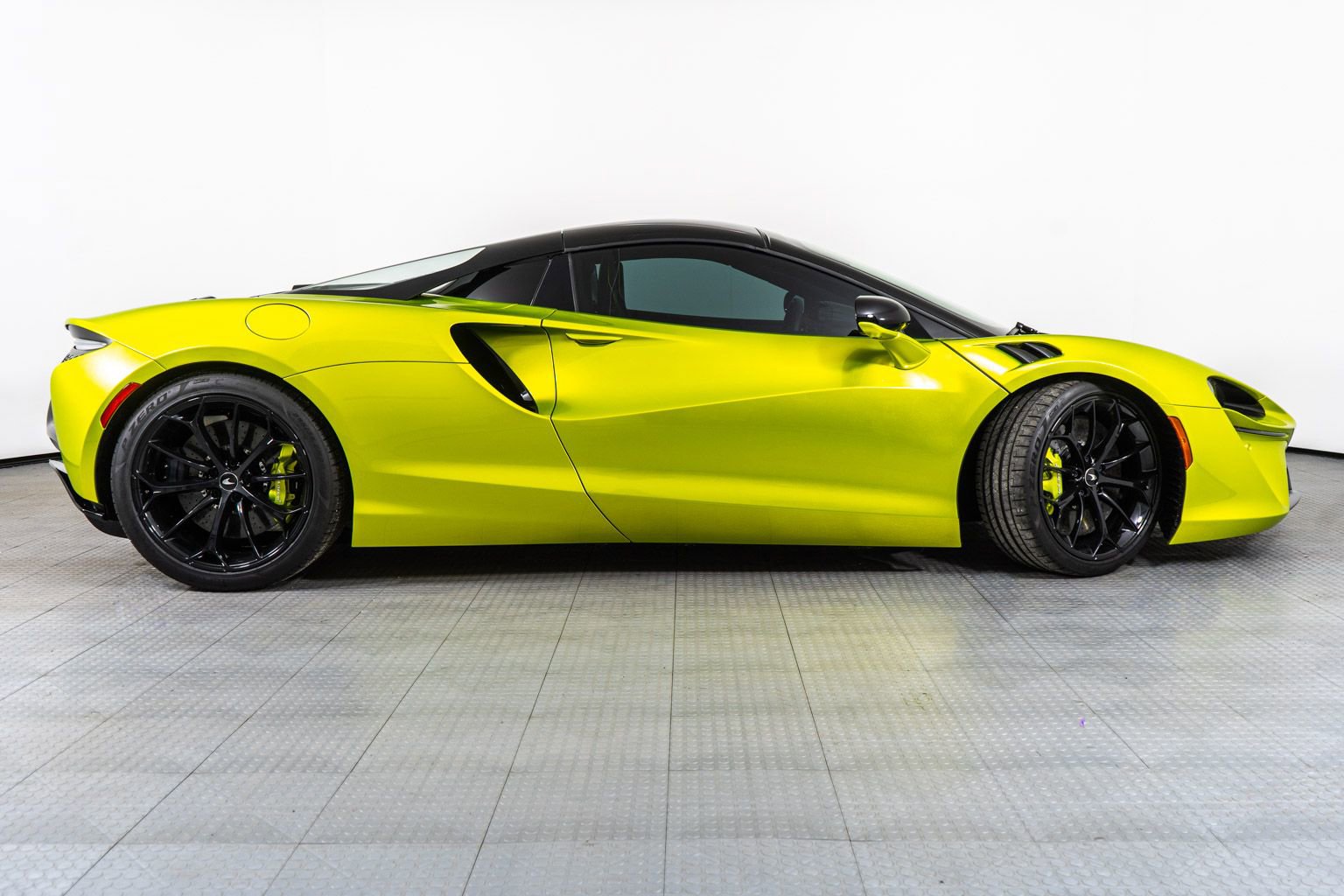 Used 2025 McLaren Artura Spider image 50