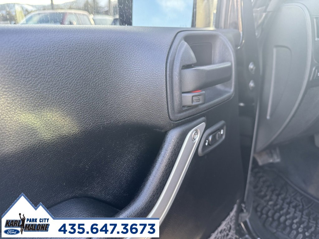 Used 2013 Jeep Wrangler Unlimited Rubicon image 9