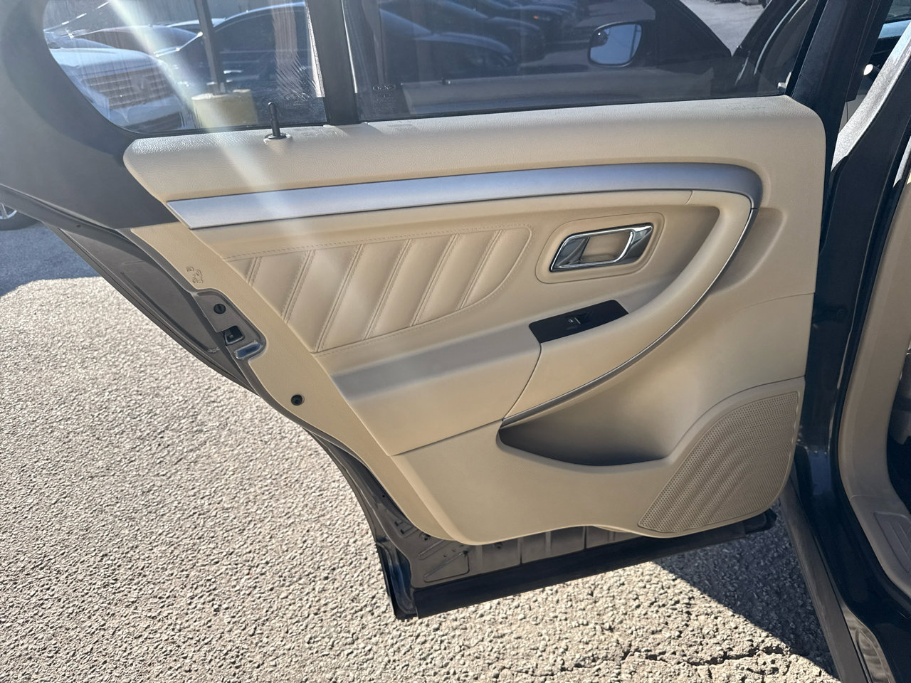 Used 2017 Ford Taurus SE image 15