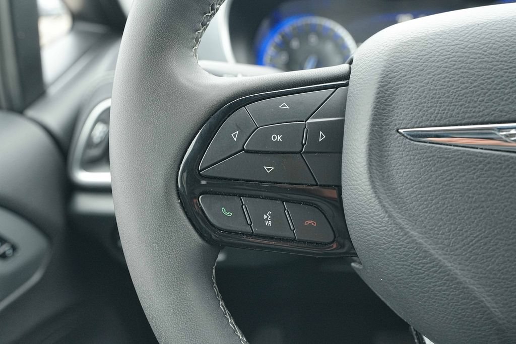 Used 2025 Chrysler Pacifica Limited FWD image 33