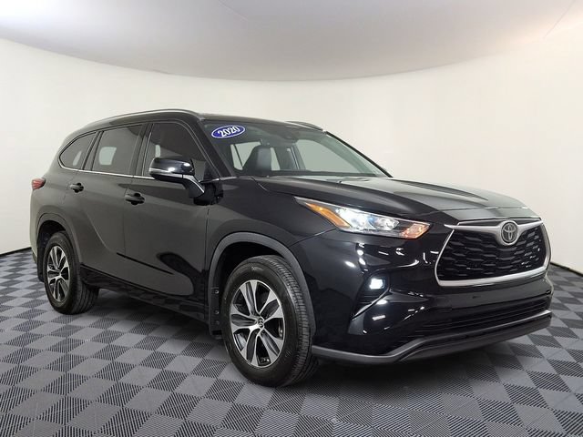 Used 2020 Toyota Highlander XLE AWD/4WD video 1