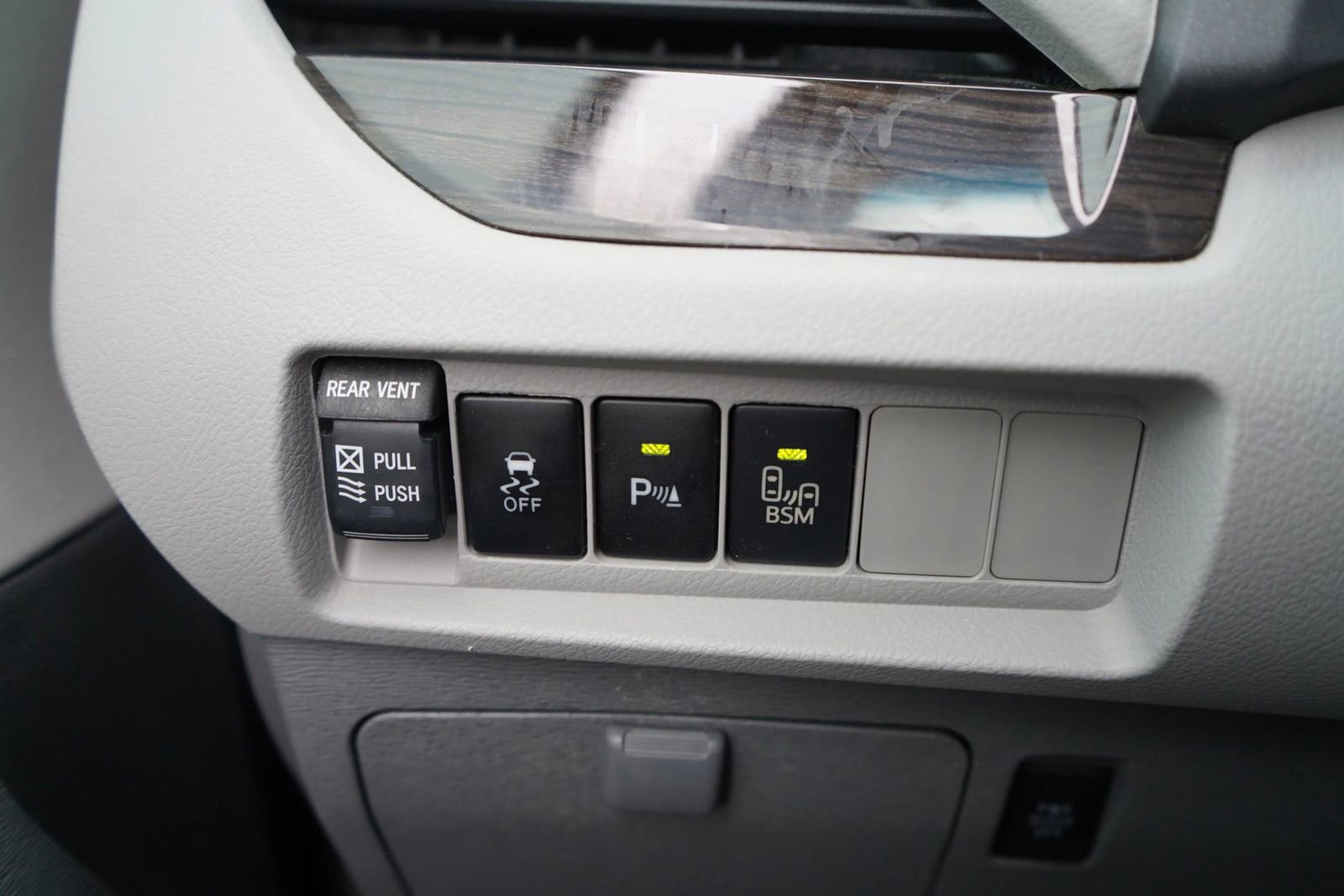 Used 2015 Toyota Sienna FWD image 16