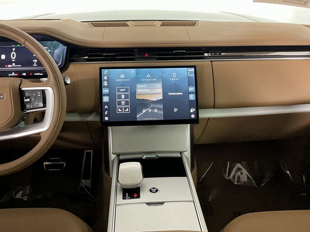 Used 2025 Land Rover Range Rover SV image 12