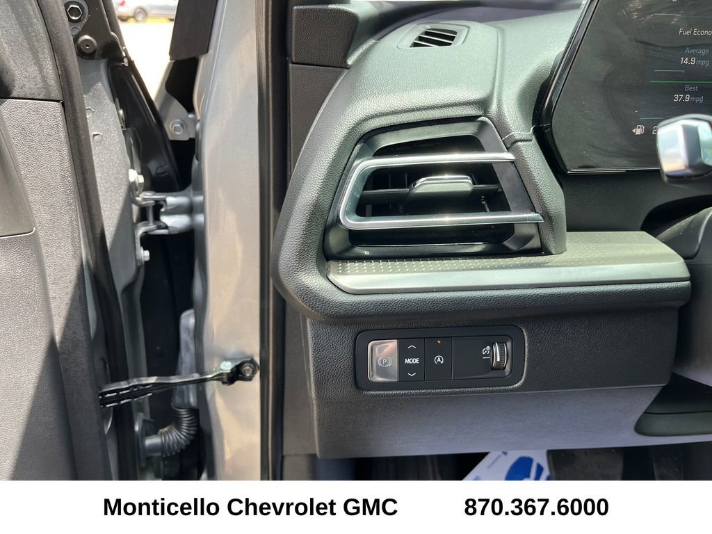 Used 2025 Chevrolet Traverse LT FWD image 11