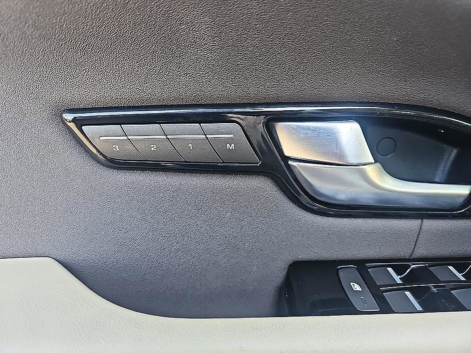 Used 2017 Land Rover Range Rover Evoque SE Premium image 11