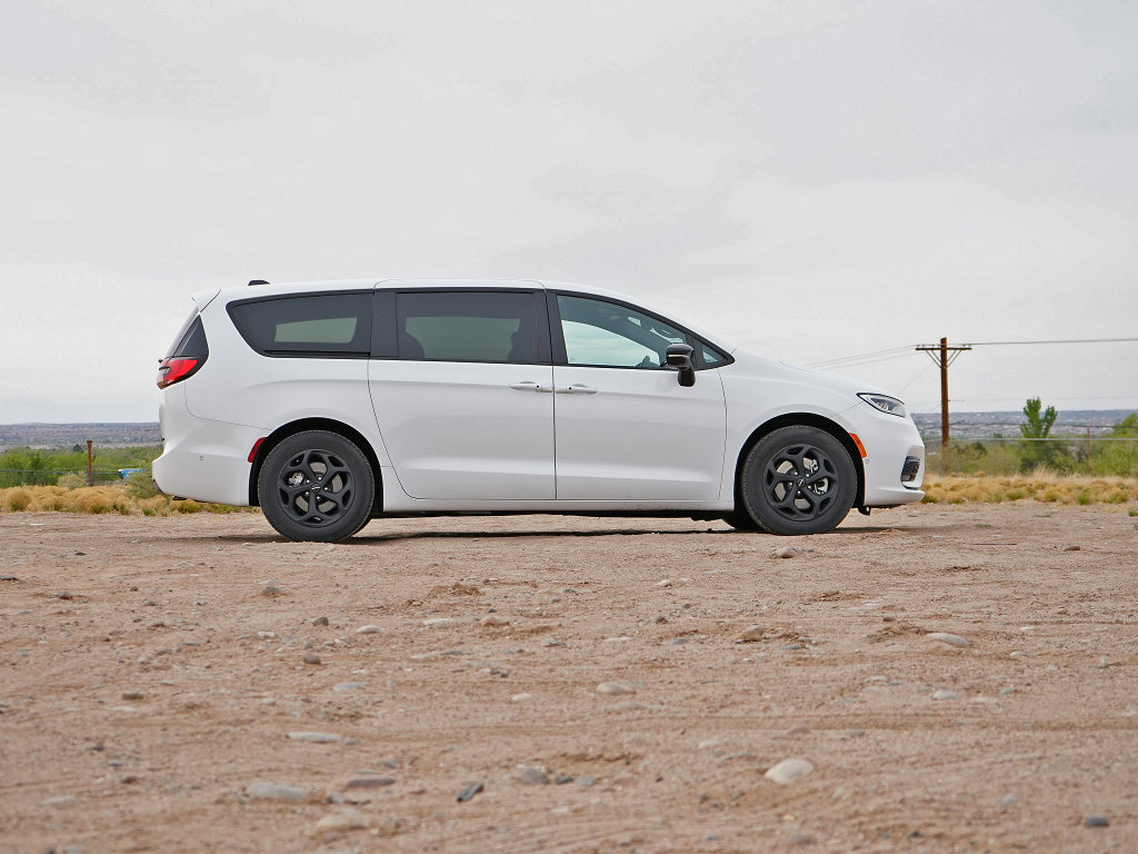 Used 2024 Chrysler Pacifica Limited image 12