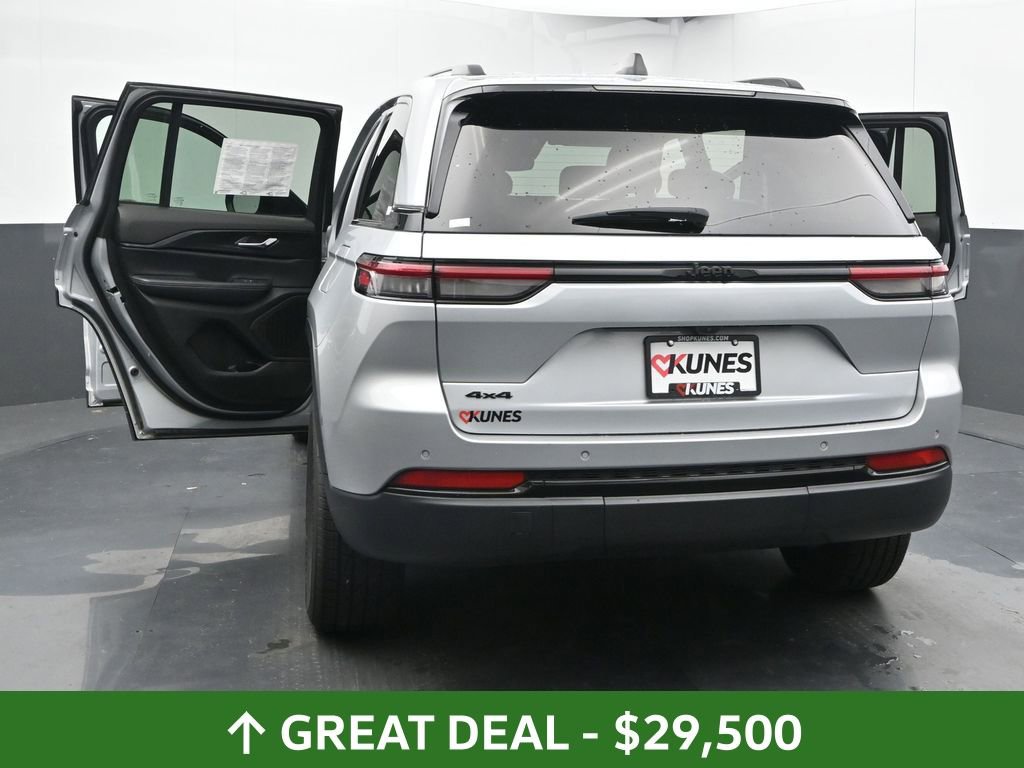Used 2024 Jeep Grand Cherokee Altitude image 59