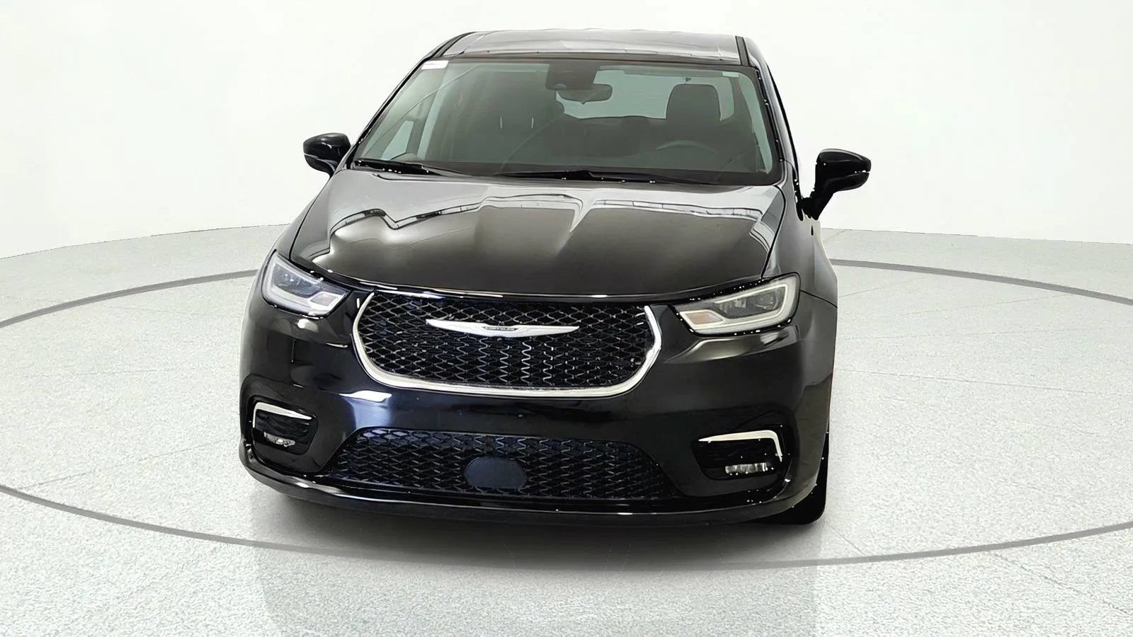 Used 2023 Chrysler Pacifica Touring-L FWD image 2