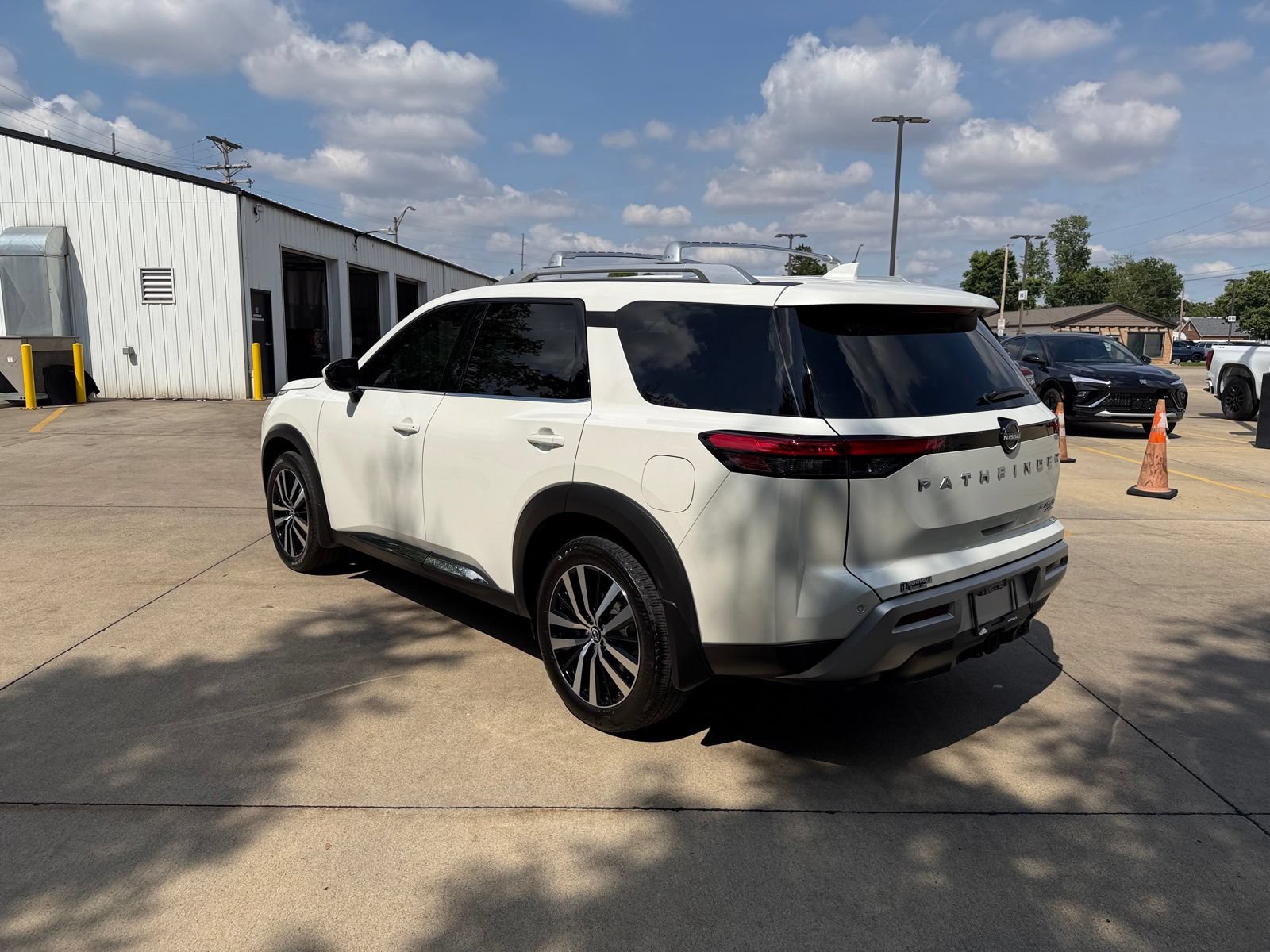 Used 2024 Nissan Pathfinder Platinum AWD/4WD image 28