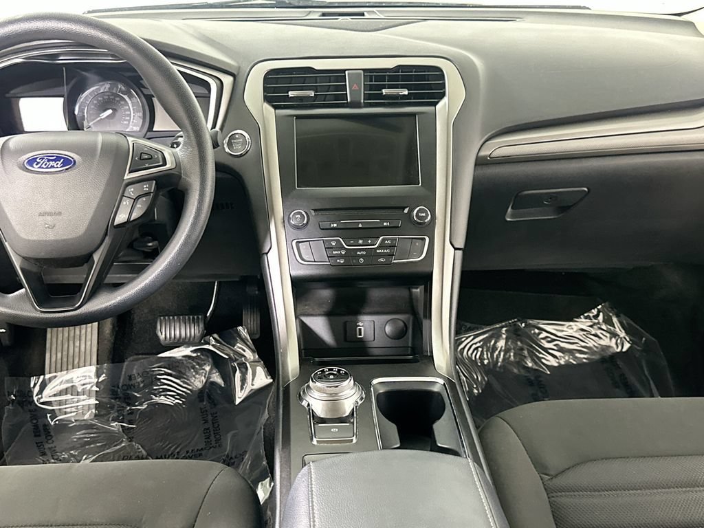 Used 2017 Ford Fusion SE w/ Fusion SE Technology Package FWD image 20