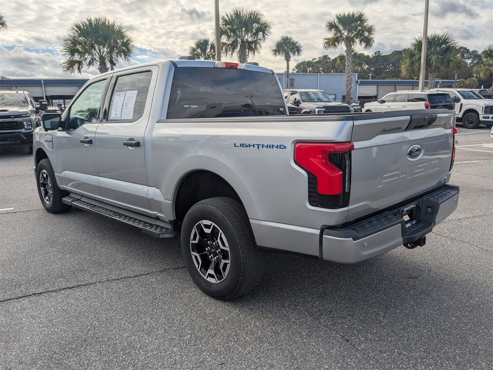 Used 2022 Ford F150 Lightning XLT image 6