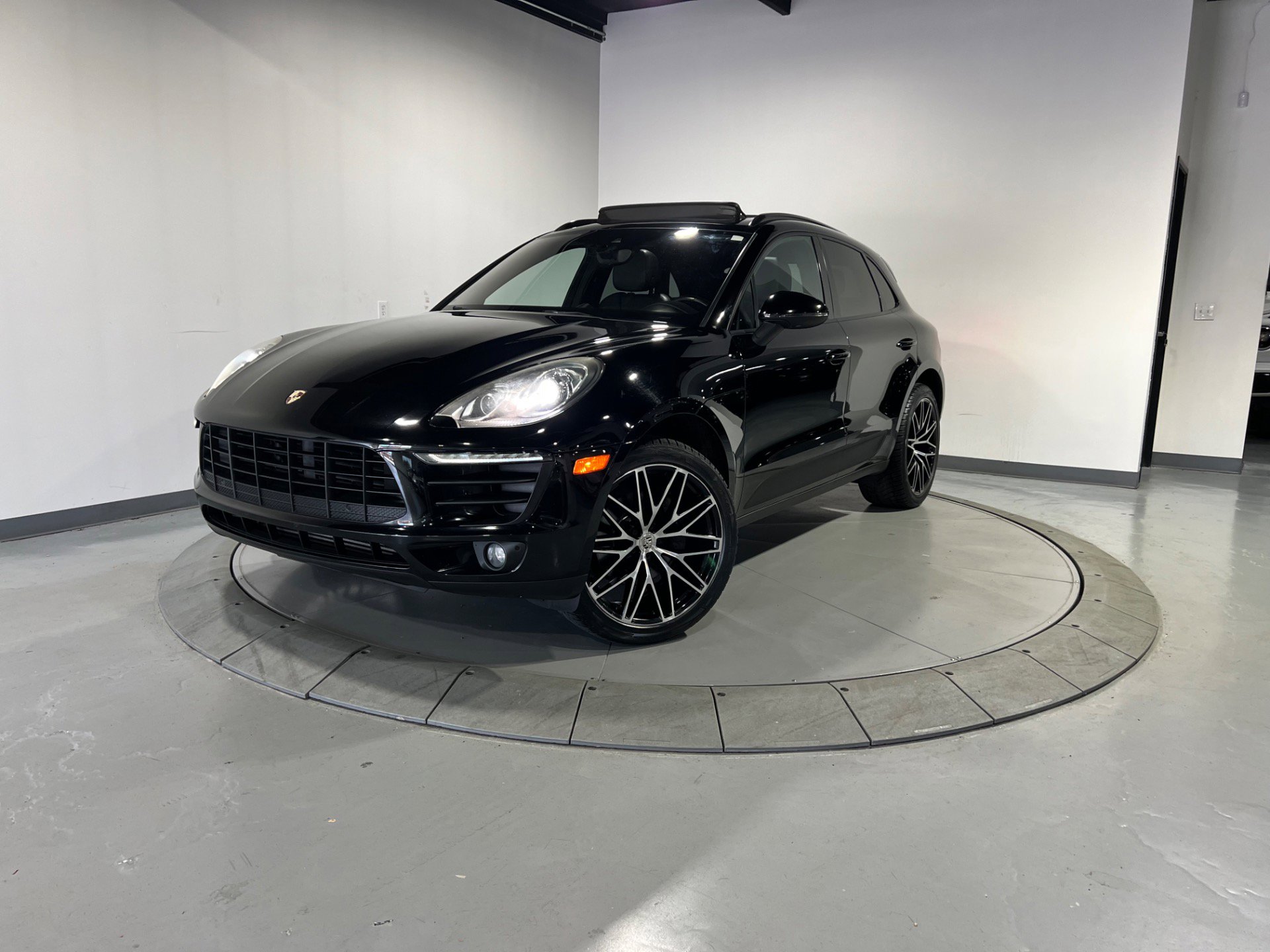 Used 2018 Porsche Macan w/ Driver Memory Package image 2