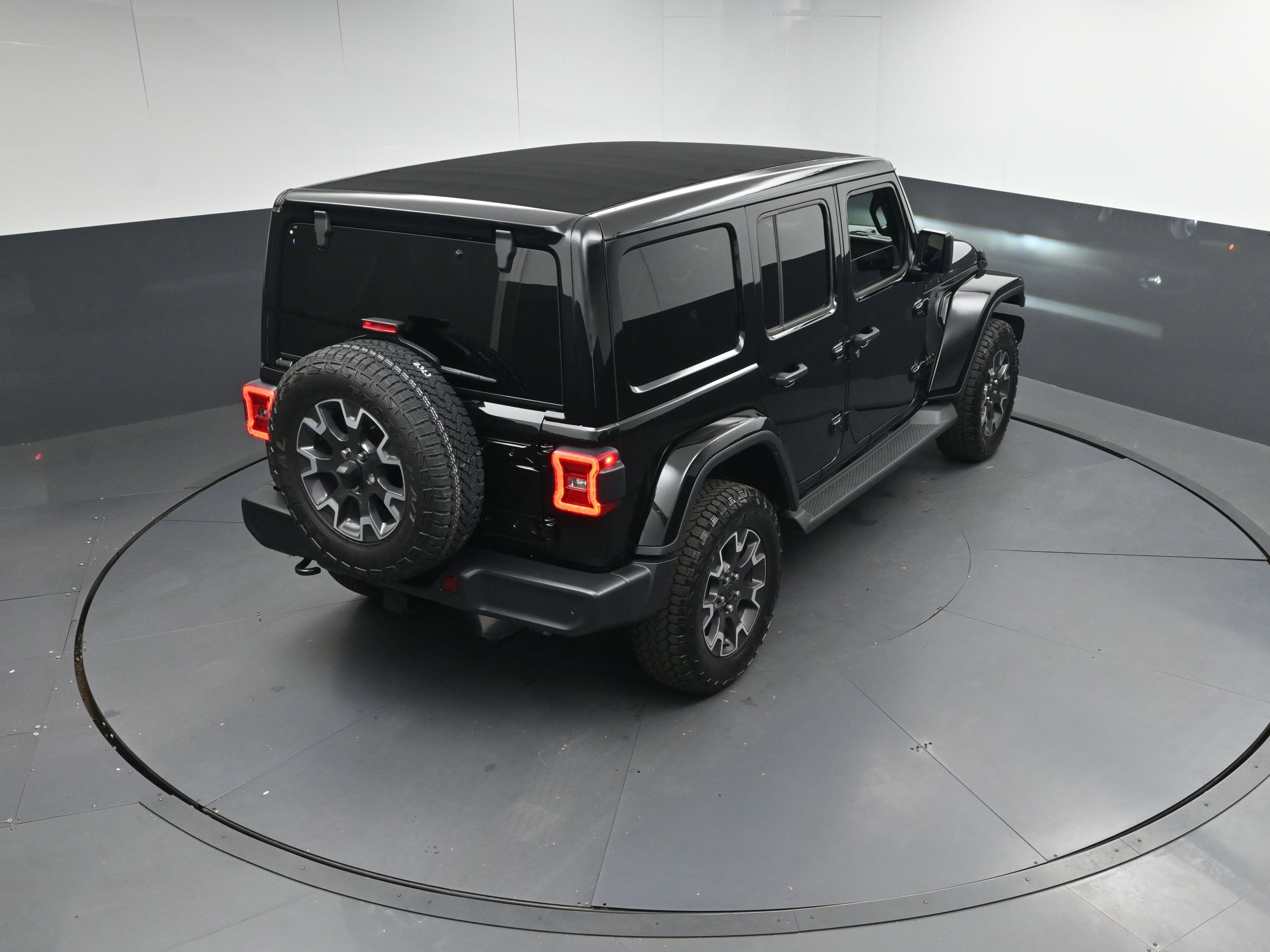 Used 2025 Jeep Wrangler Sahara image 36