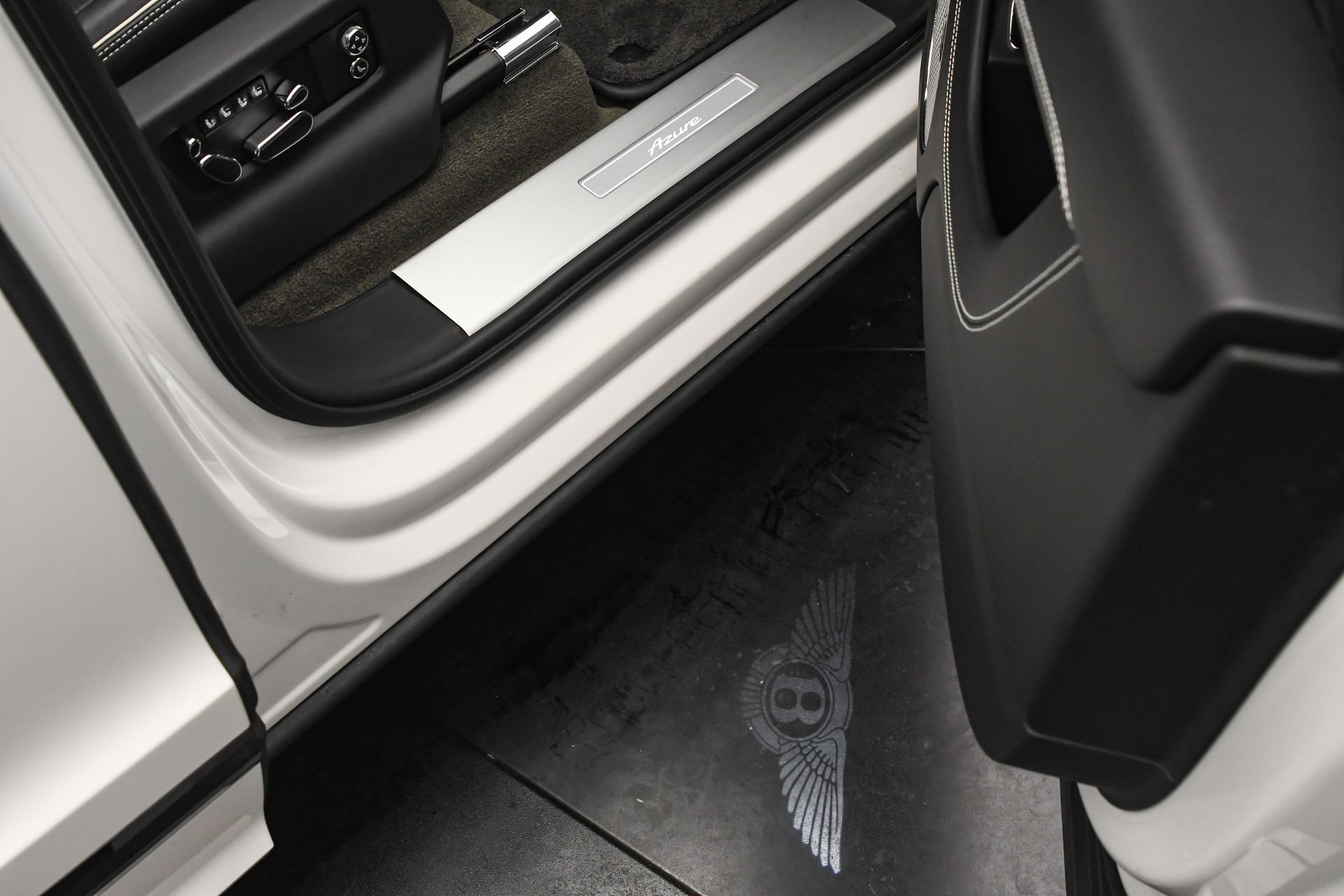 Used 2023 Bentley Bentayga Extended Wheelbase image 47