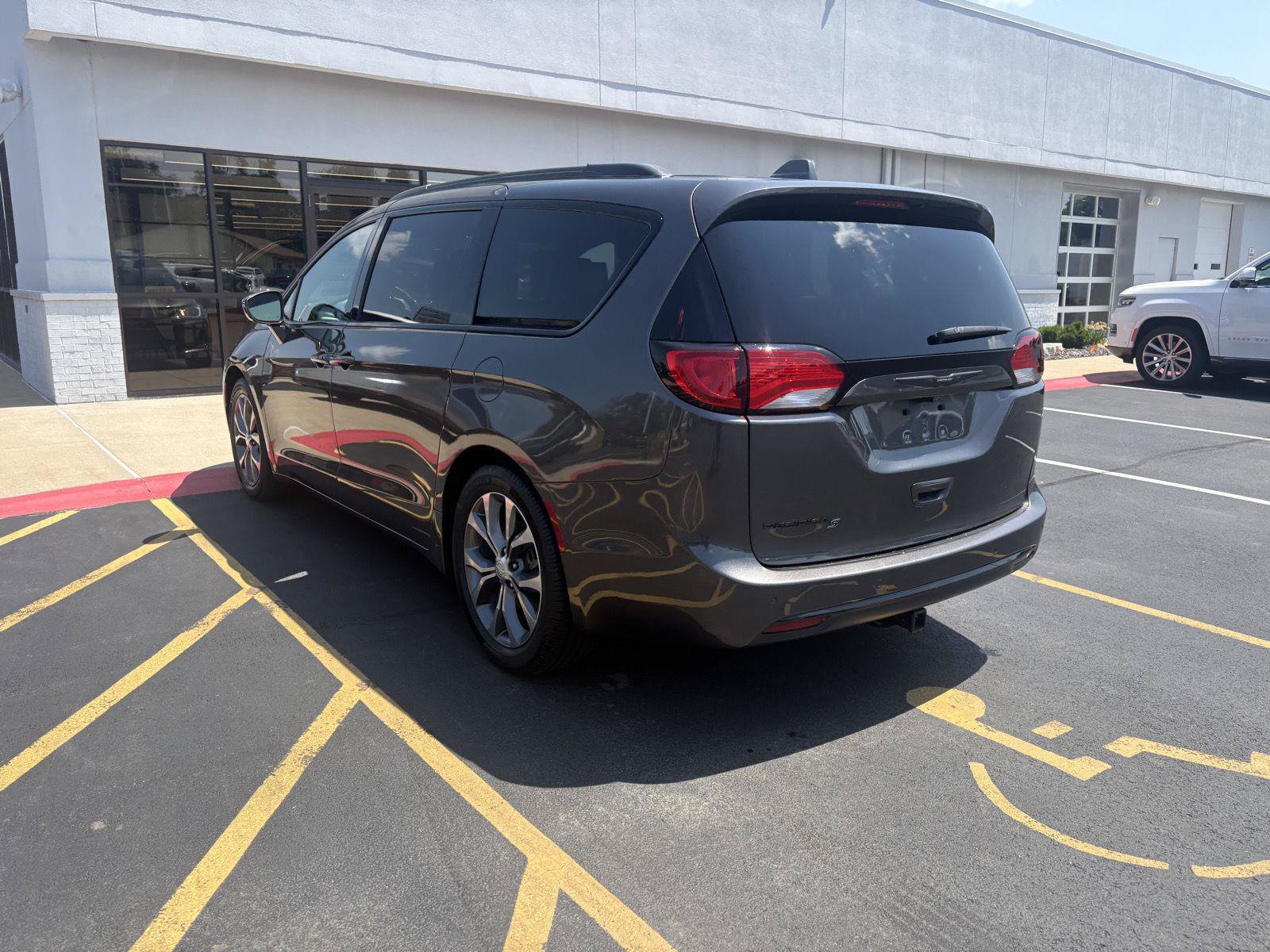Used 2018 Chrysler Pacifica Touring-L Plus w/ S Appearance Package FWD image 7