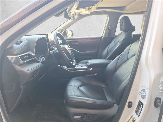Used 2023 Toyota Highlander Limited image 9