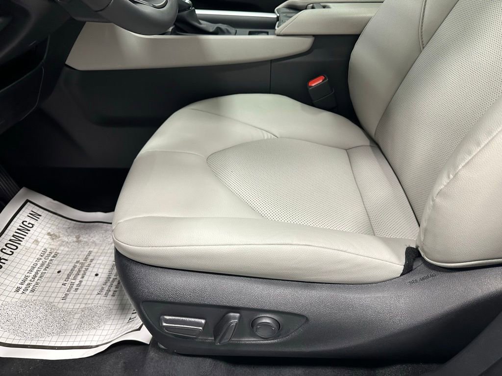 Used 2025 Toyota Grand Highlander AWD image 13