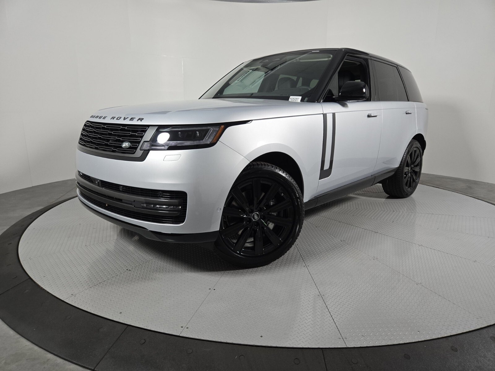 New 2025 Land Rover Range Rover SE image 1