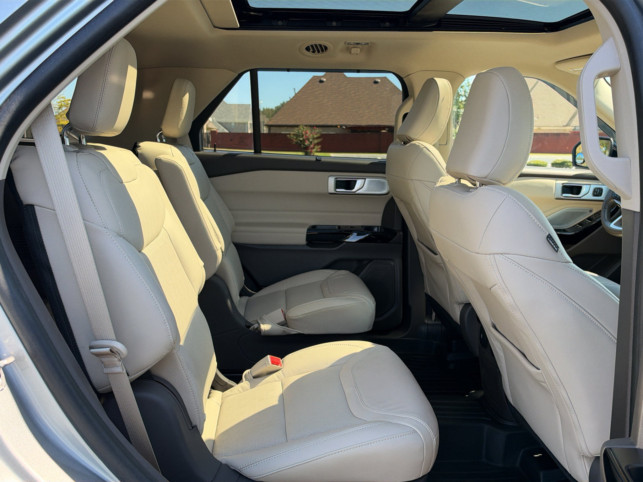 Used 2023 Ford Explorer Platinum w/ Technology Package AWD/4WD image 19