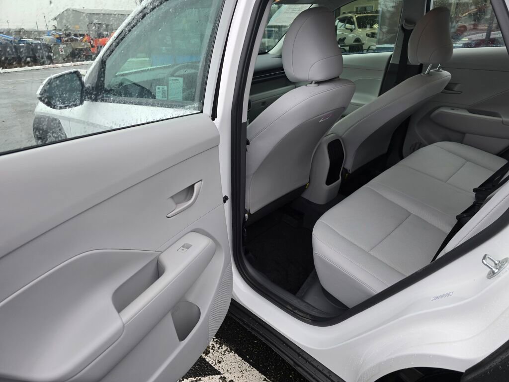 Used 2024 Hyundai Kona SE image 14