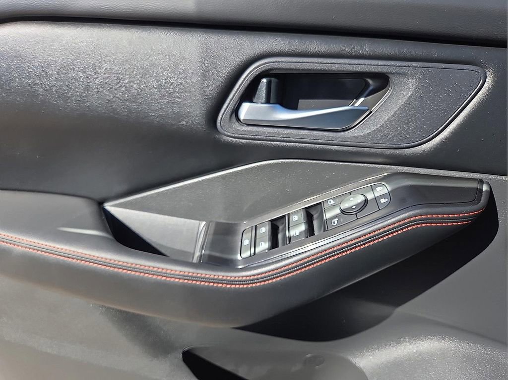 Used 2025 Nissan Rogue SV image 17