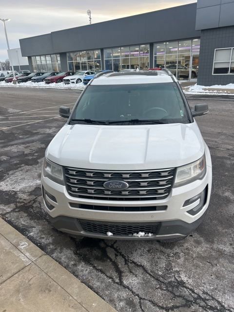 Used 2016 Ford Explorer XLT w/ Equipment Group 202A image 3