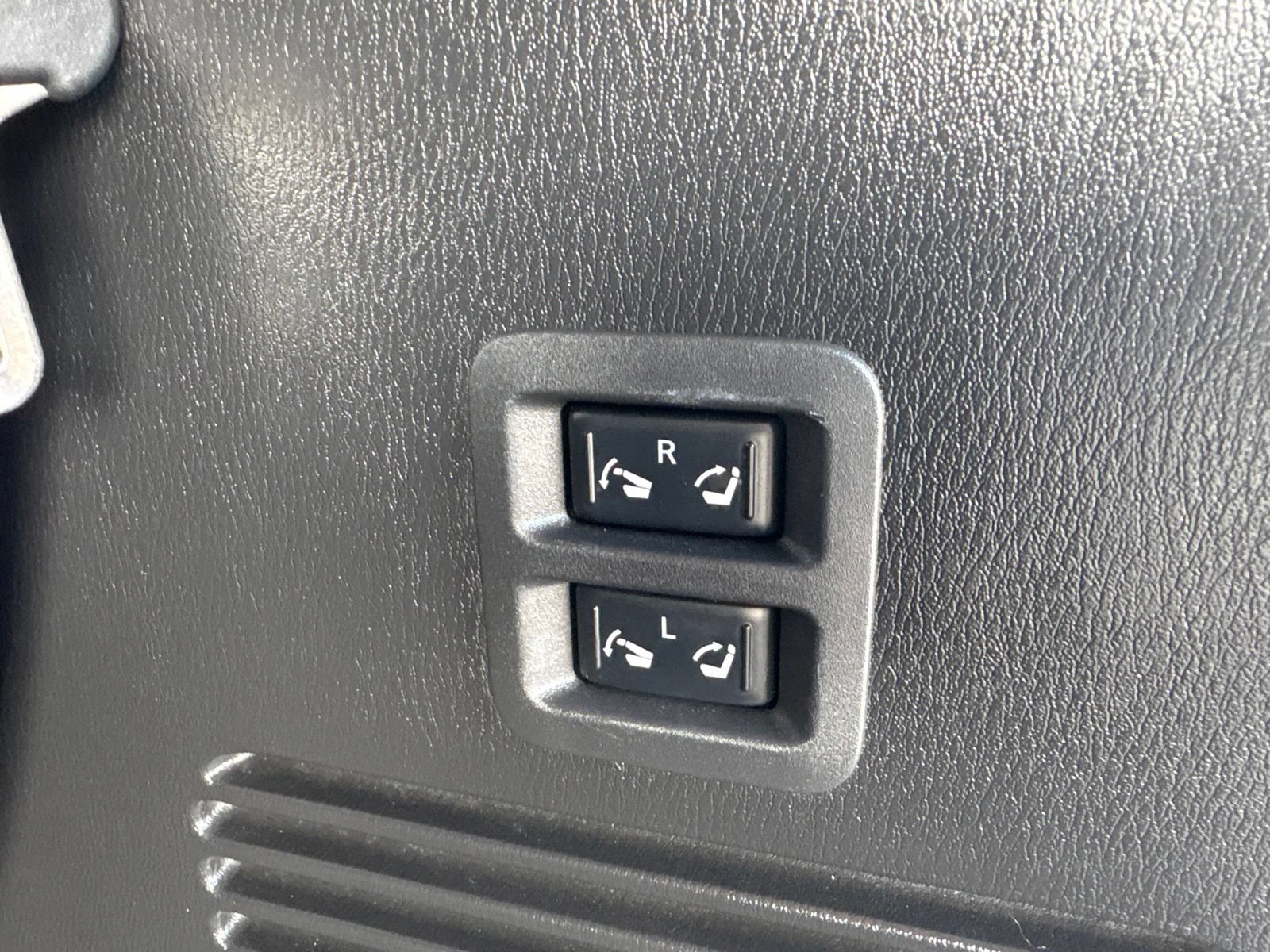Used 2022 Nissan Armada Platinum w/ Captain's Chairs Package RWD image 20