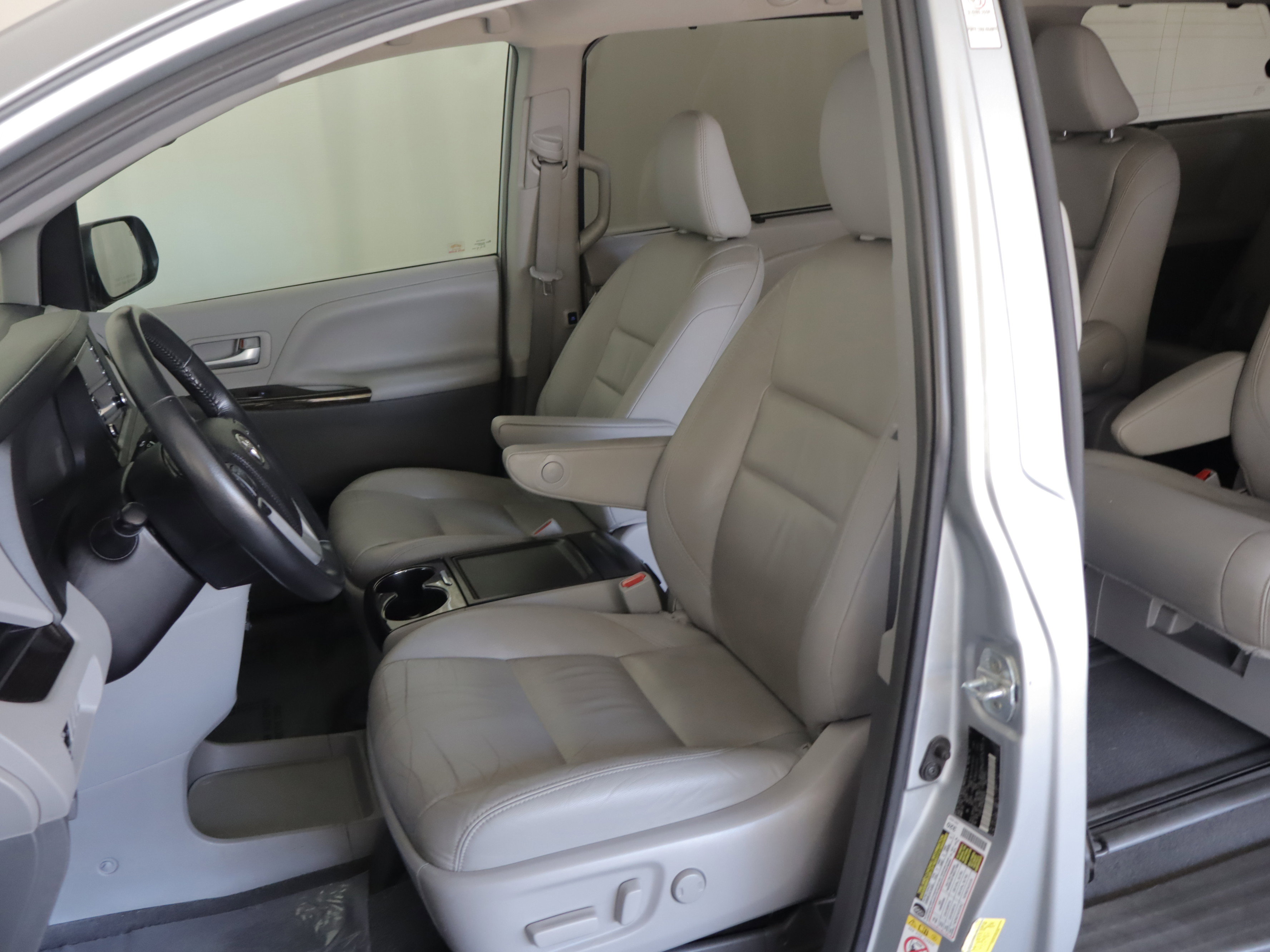 Used 2019 Toyota Sienna XLE w/ XLE Navigation Package AWD/4WD image 9