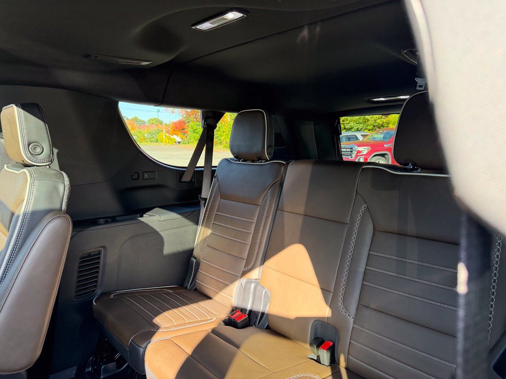 Used 2025 GMC Yukon XL Denali Ultimate AWD/4WD image 13