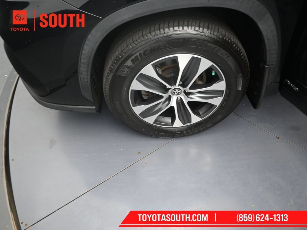 Used 2020 Toyota Highlander XLE AWD/4WD image 40
