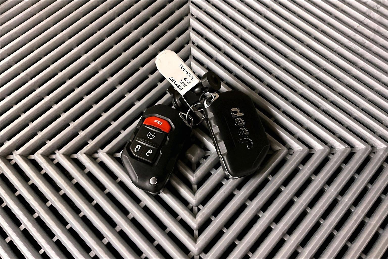 Used 2025 Jeep Gladiator Mojave AWD/4WD image 10