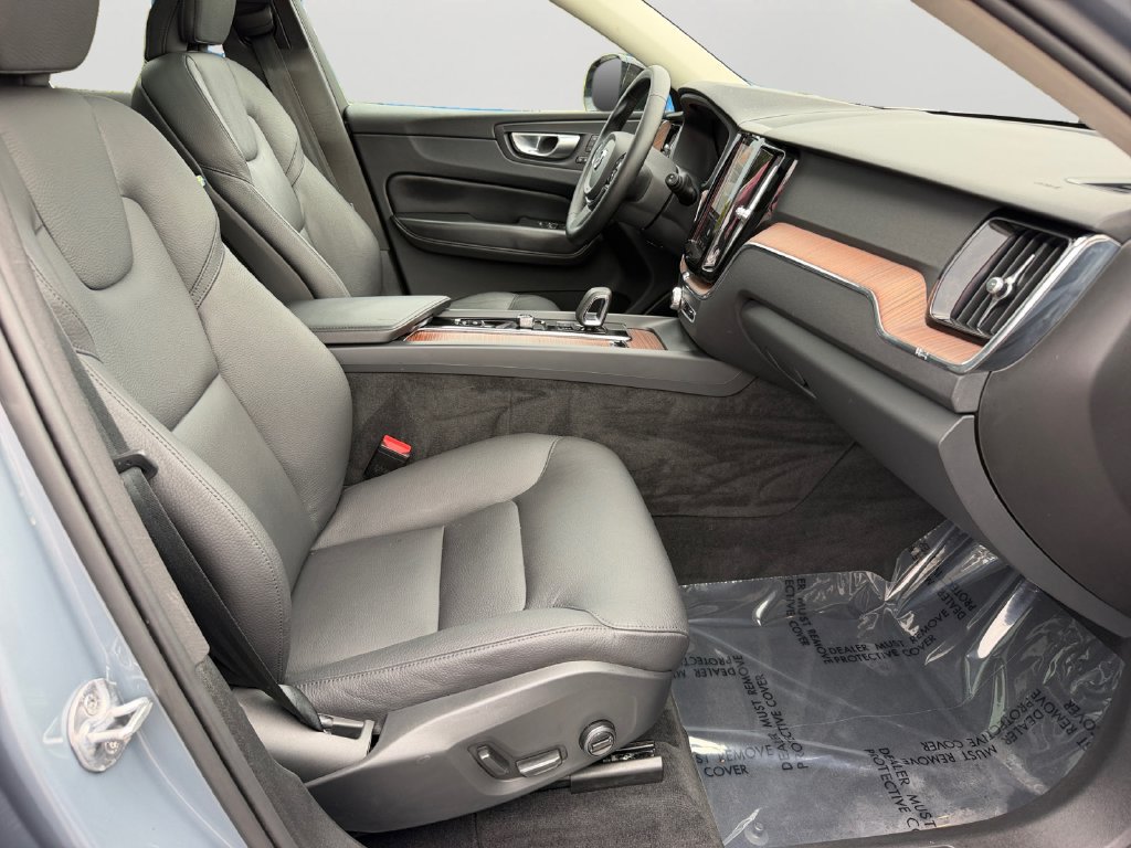Certified 2024 Volvo XC60 B5 Plus w/ Protection Package Premier AWD/4WD image 8