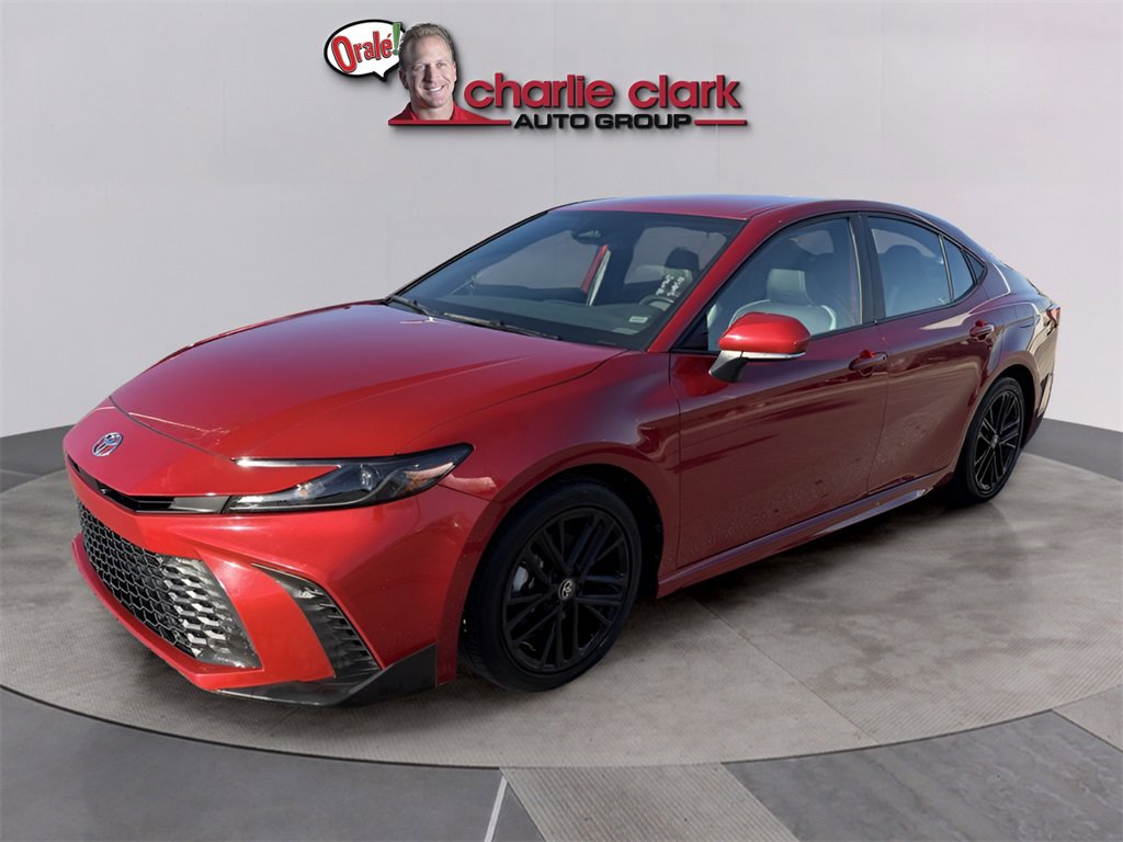 Used 2025 Toyota Camry SE image 2