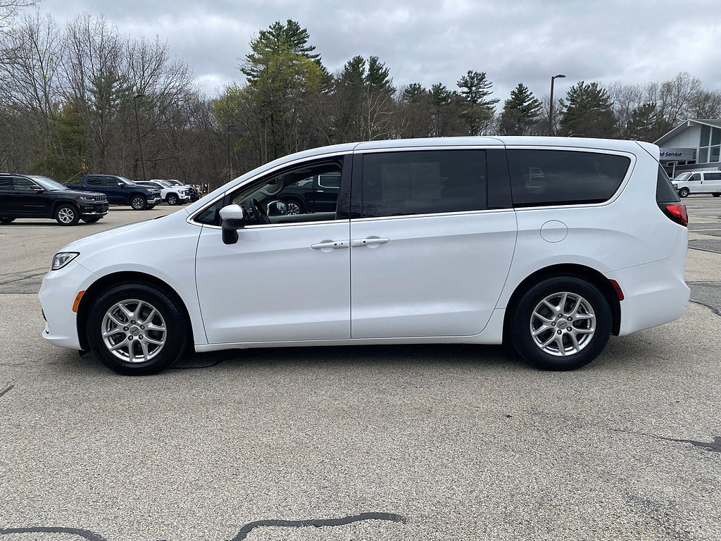 Used 2023 Chrysler Pacifica Touring-L FWD image 34
