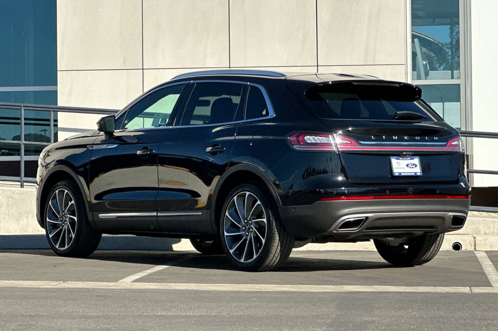 Used 2023 Lincoln Nautilus Reserve w/ Equipment Group 202A image 5