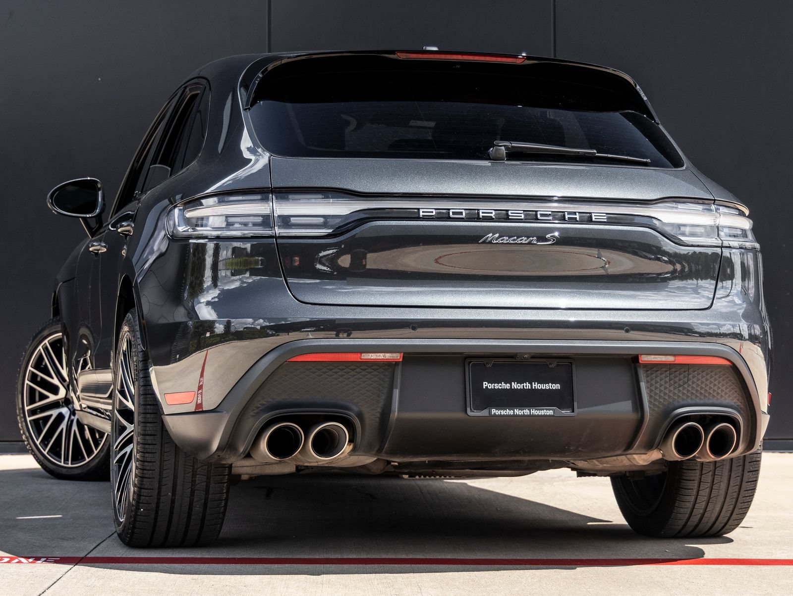 Certified 2024 Porsche Macan S AWD/4WD image 3