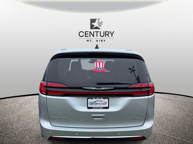 Used 2024 Chrysler Pacifica Limited image 6