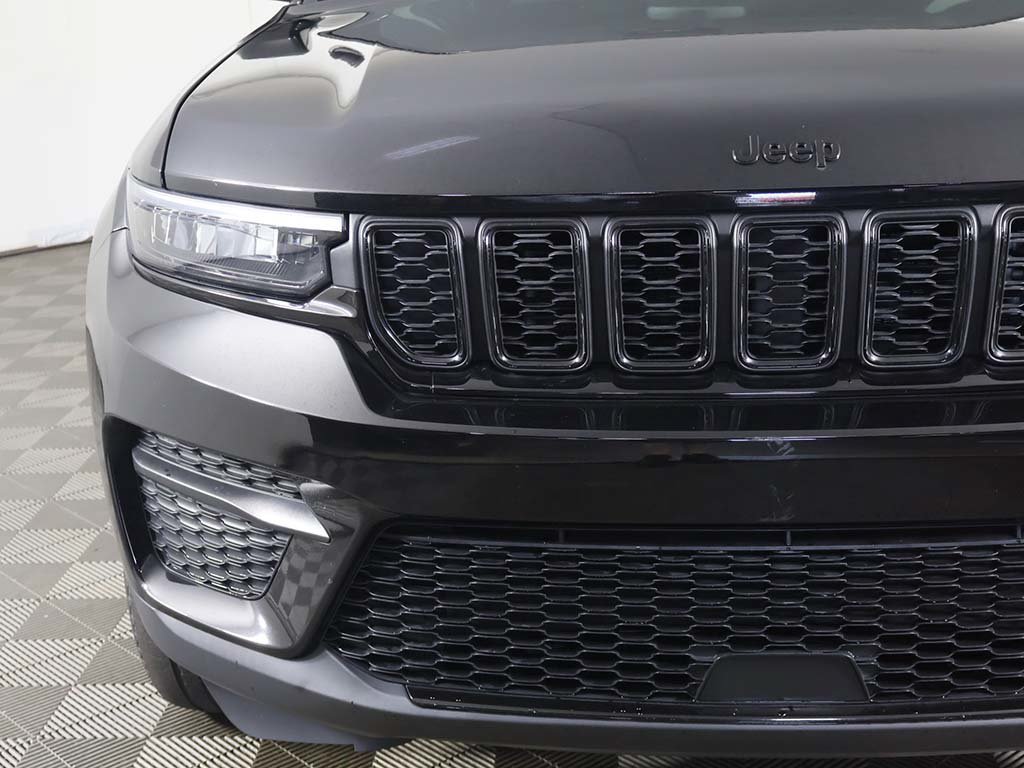 Used 2023 Jeep Grand Cherokee Altitude AWD/4WD image 12