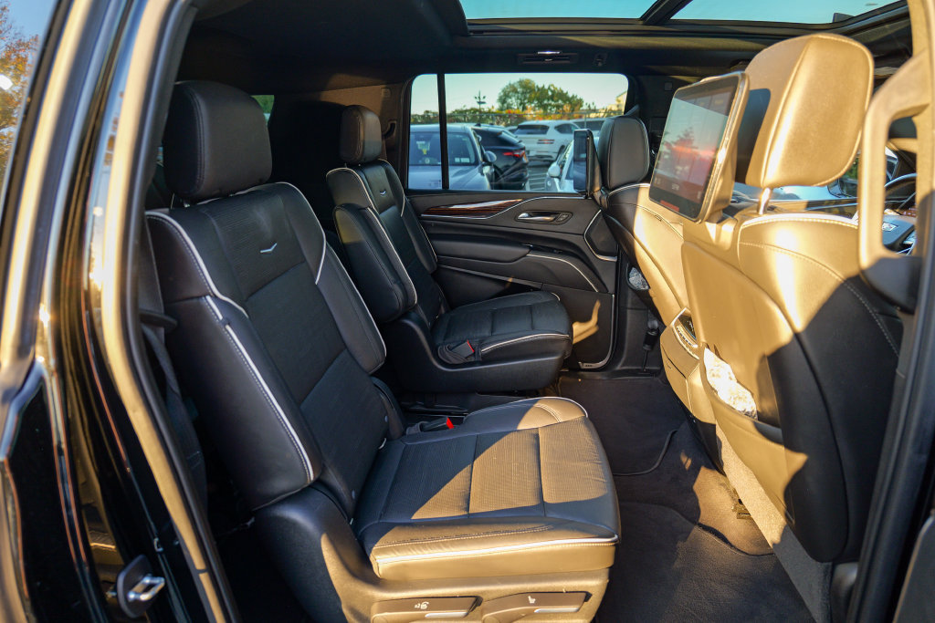 Used 2021 Cadillac Escalade ESV Premium Luxury w/ Driver Assist Tech Package AWD/4WD image 28