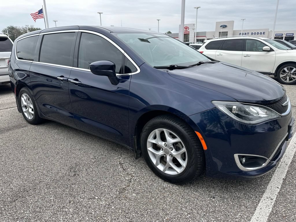Used 2018 Chrysler Pacifica Touring Plus w/ Tire & Wheel Group FWD image 7