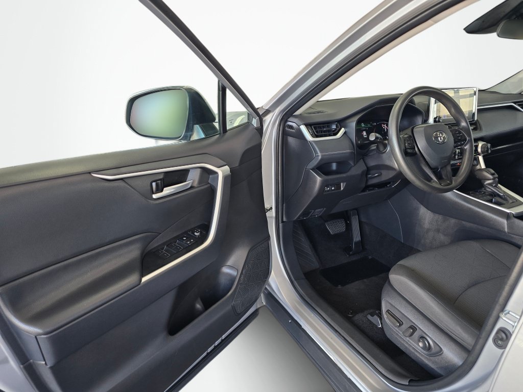 Used 2025 Toyota RAV4 XLE AWD/4WD image 31