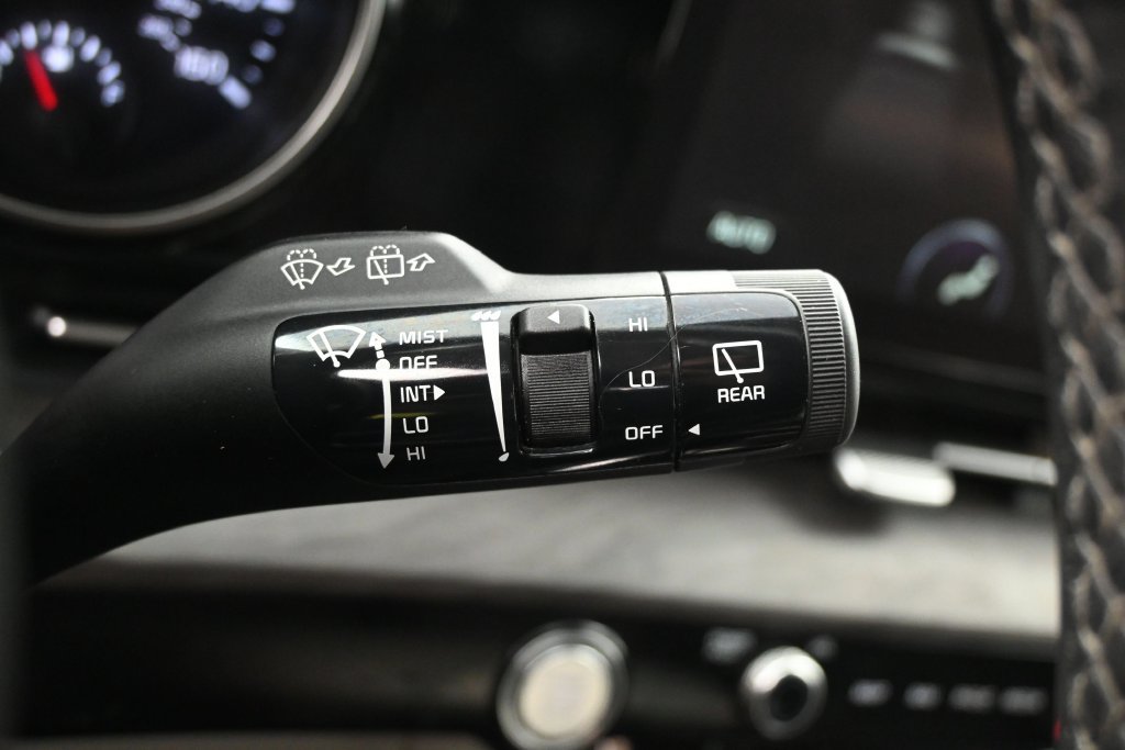 Used 2024 Kia Carnival EX FWD image 18